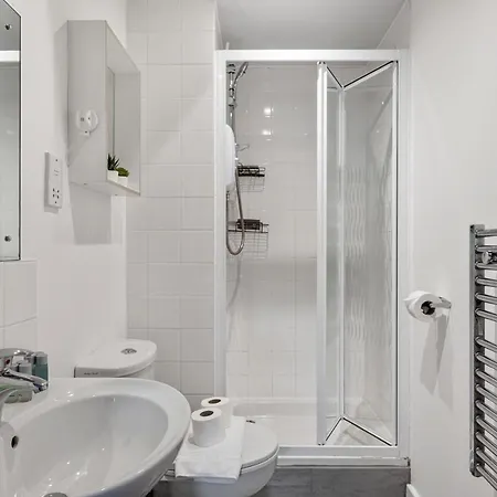 2Bed2Bath Spacious Modern Apartment Near Csm University London Exterior photo