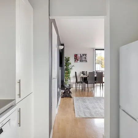 2Bed2Bath Spacious Modern Apartment Near Csm University London Exterior photo