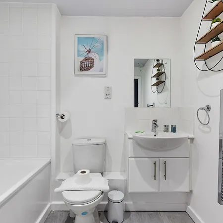 2Bed2Bath Spacious Modern Apartment Near Csm University London Exterior photo
