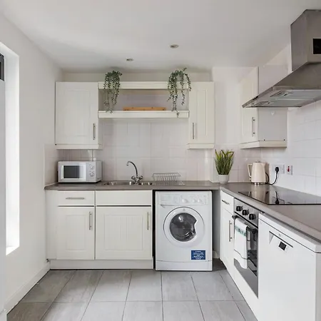 2Bed2Bath Spacious Modern Apartment Near Csm University London Exterior photo