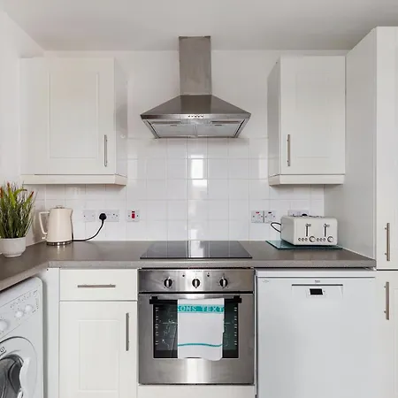 2Bed2Bath Spacious Modern Apartment Near Csm University London Exterior photo
