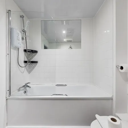 2Bed2Bath Spacious Modern Apartment Near Csm University London Exterior photo